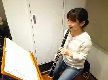 楽しそうにクラリネットレッスンを受ける生徒