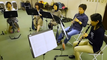クラリネットアンサンブルで合奏する生徒達