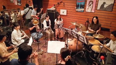 バンドアンサンブルで合奏する生徒達