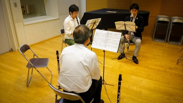 クラリネットの初心者アンサンブルで演奏する生徒達