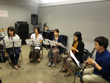 クラリネットアンサンブルに真剣に取り組む生徒達