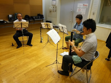 初心者アンサンブルで演奏する生徒達