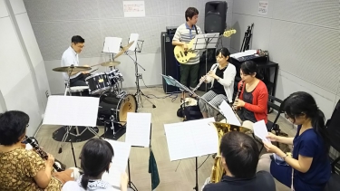 バンドアンサンブルで楽曲を確認する生徒達