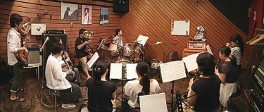 バンドアンサンブルでクラリネットを演奏する生徒たち