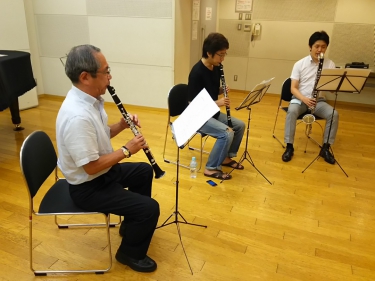 バスクラリネットと一緒に演奏する生徒達