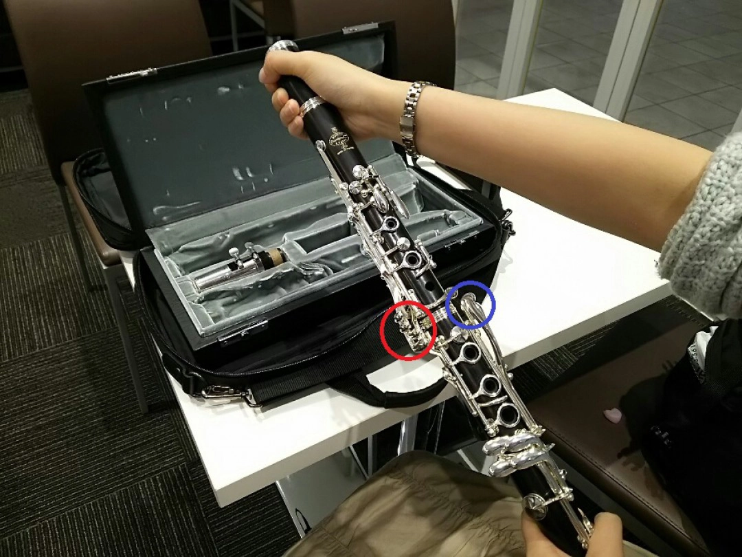 接点に注意を払いながら組み立てられていくクラリネット