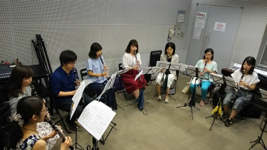 クラリネットアンサンブルを楽しむ8人の生徒達