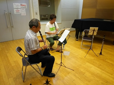 初心者アンサンブルでクラリネットを演奏する生徒達