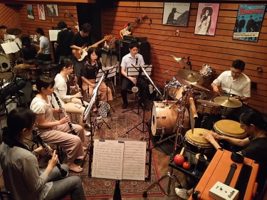 バンドアンサンブルでクラリネットを演奏する生徒達