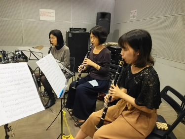 クラリネットアンサンブルで演奏する生徒達