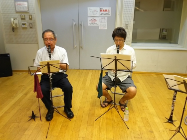 真剣にクラリネットを演奏する初心者の生徒達