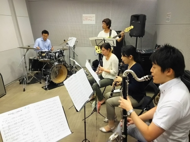 バンドアンサンブルを楽しむ生徒達