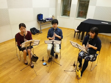 クラリネットアンサンブルを楽しむ生徒達