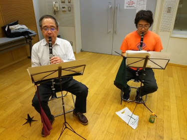 初心者アンサンブルで演奏する生徒達