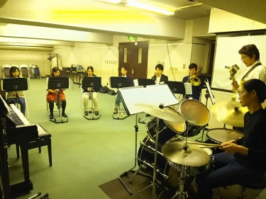 バンドアンサンブルで演奏する生徒達