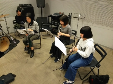 クラリネットアンサンブルで合奏する生徒達