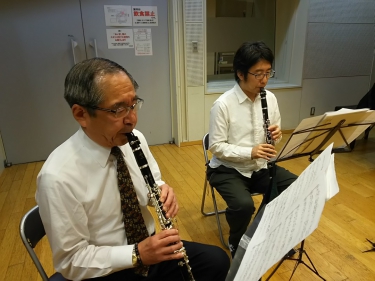 真剣な表情で演奏する初級者アンサンブルの生徒達