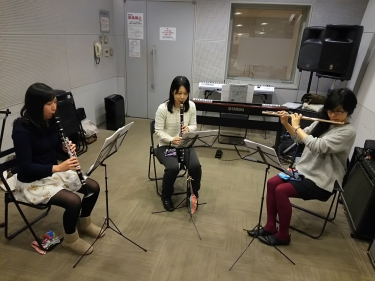 フルートと一緒にクラリネットを演奏する生徒