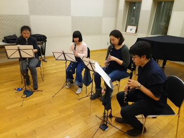 自分のクラリネットパートを確認する生徒達