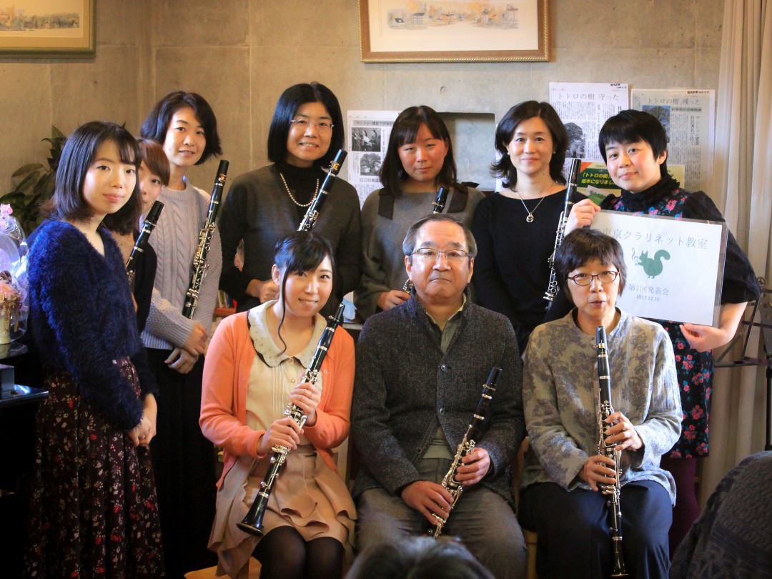 クラリネットの発表会を終えて集合写真を撮る生徒