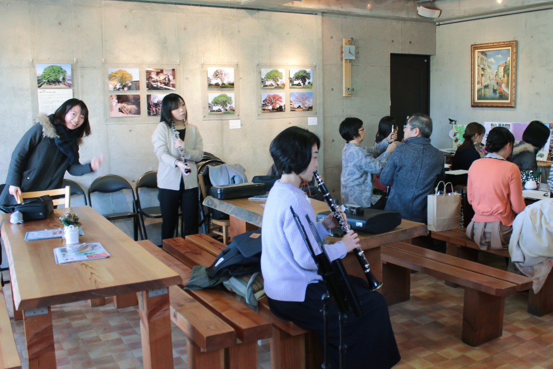 発表会のリハーサルで練習する生徒