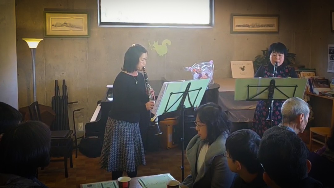 発表会で二重奏する生徒とクラリネット講師