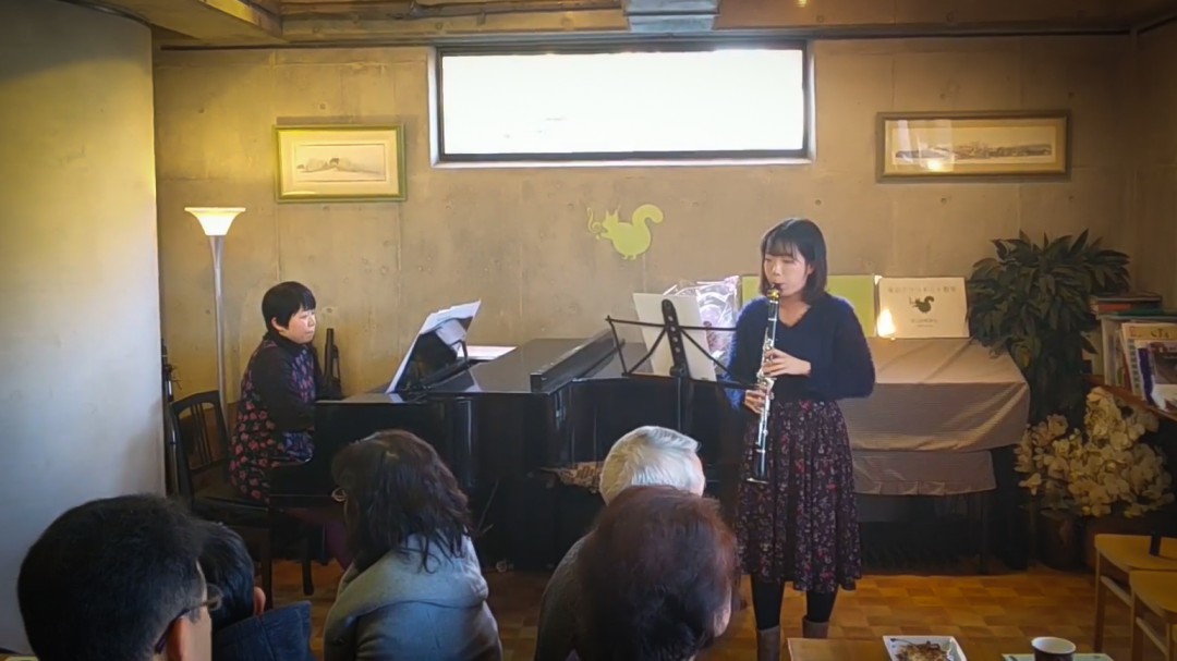 発表会でクラリネットを演奏する生徒