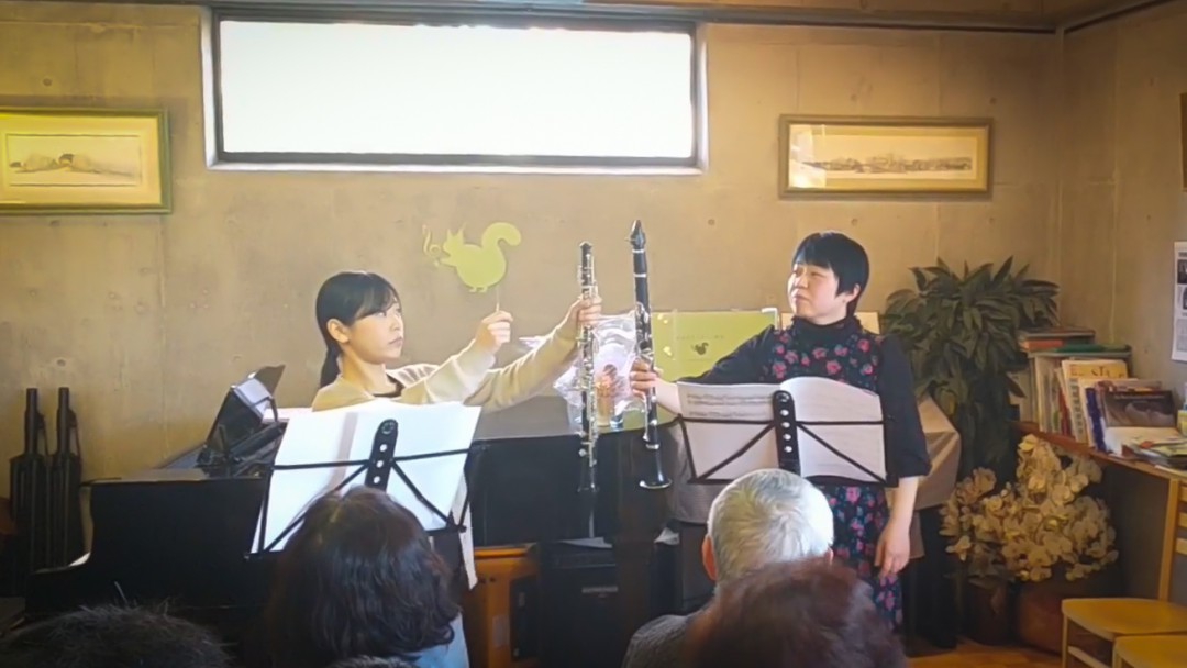 オーボエとクラリネットの違いを紹介する講師