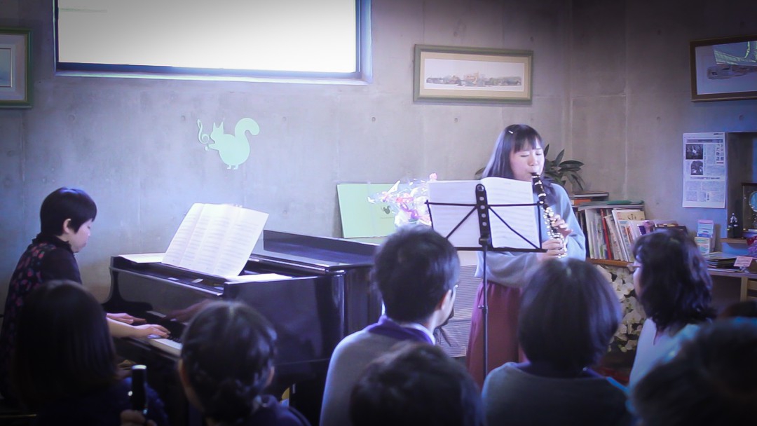 発表会でピアノに合わせて演奏する生徒