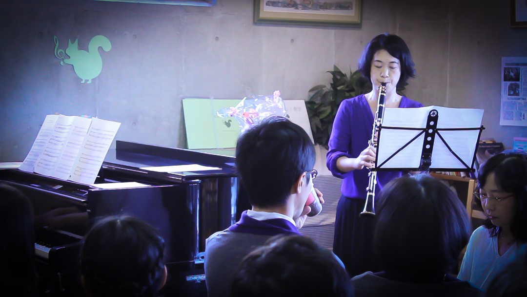 発表会で立ちながらクラリネットを演奏する生徒