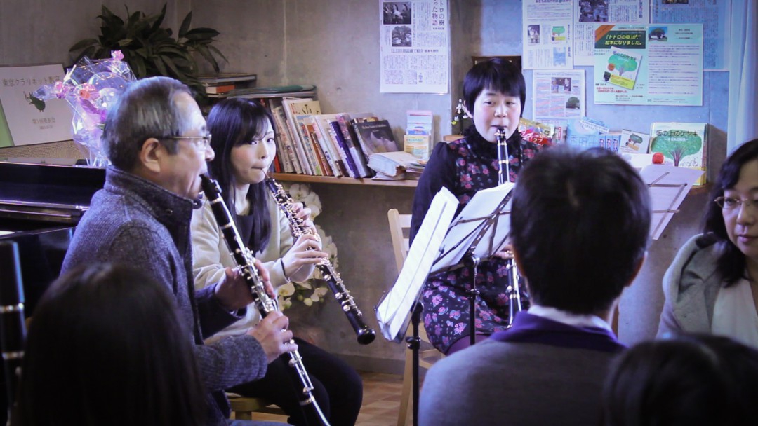 オーボエとクラリネットの合奏で演奏する生徒