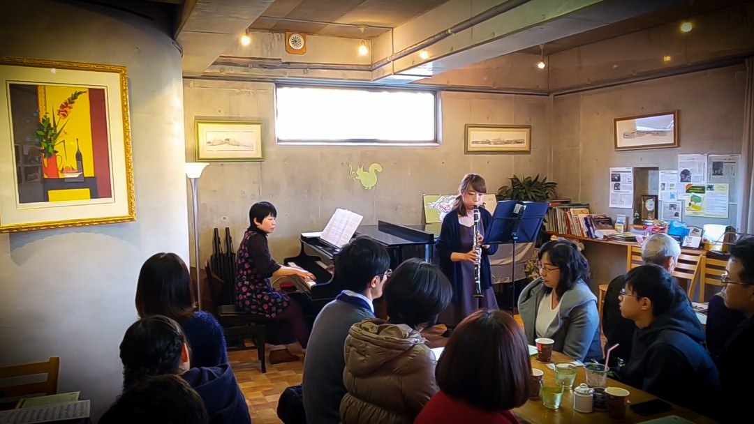 発表会で講師のピアノに合わせてクラリネットを演奏する生徒