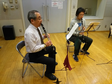 初級アンサンブルで合奏する生徒達