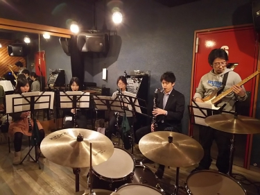 バンドアンサンブルでクラリネットを演奏する生徒達