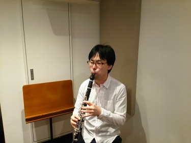 暗譜で座って演奏する生徒