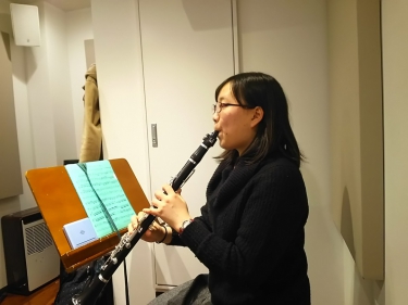 クラリネットレッスンを受ける生徒