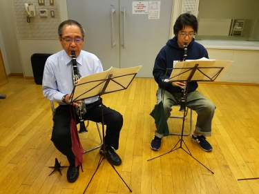 楽譜を見ながらクラリネットを吹く初級者アンサンブルの生徒