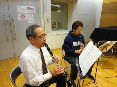 楽譜を見ながらクラリネット二重奏を楽しむ生徒達