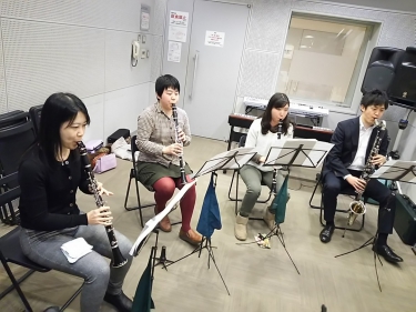 バンドアンサンブルで講師と一緒に演奏する生徒達