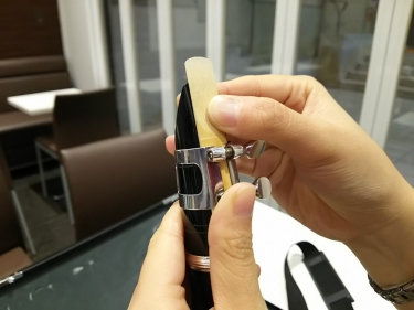 クラリネットのリガチャーにリードをつける方法