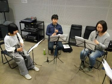 クラリネットアンサンブルで三重奏を演奏する生徒達