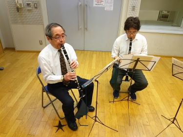 クラリネット二重奏を楽しむ生徒達