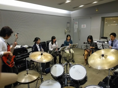 ベースと一緒にクラリネットを演奏する生徒達