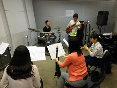 音出しをするクラリネットバンドメンバー