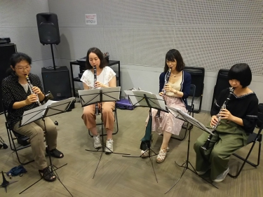 アンサンブルでクラリネットを演奏する生徒達