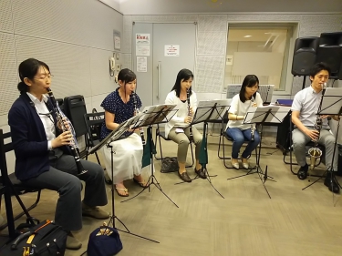 バンドアンサンブルで演奏する生徒達