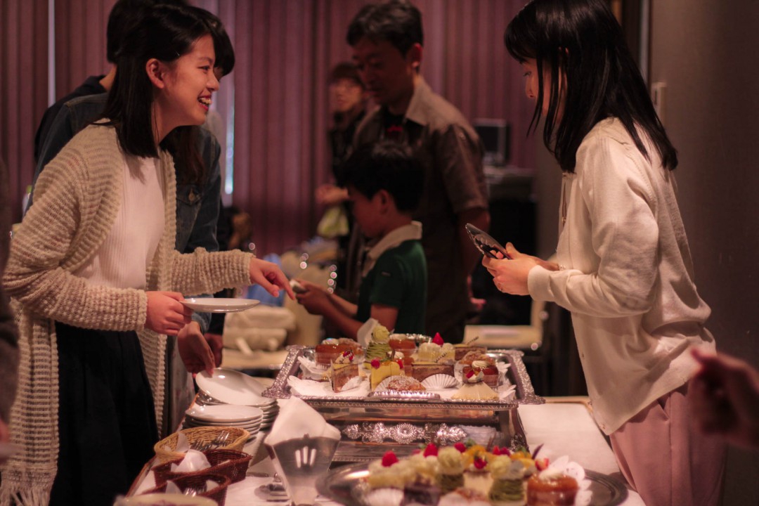 クラリネット発表会で美味しそうなケーキを選ぶ参加者達