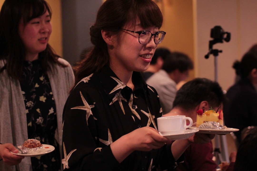 クラリネット発表会でケーキを楽しむ参加者達