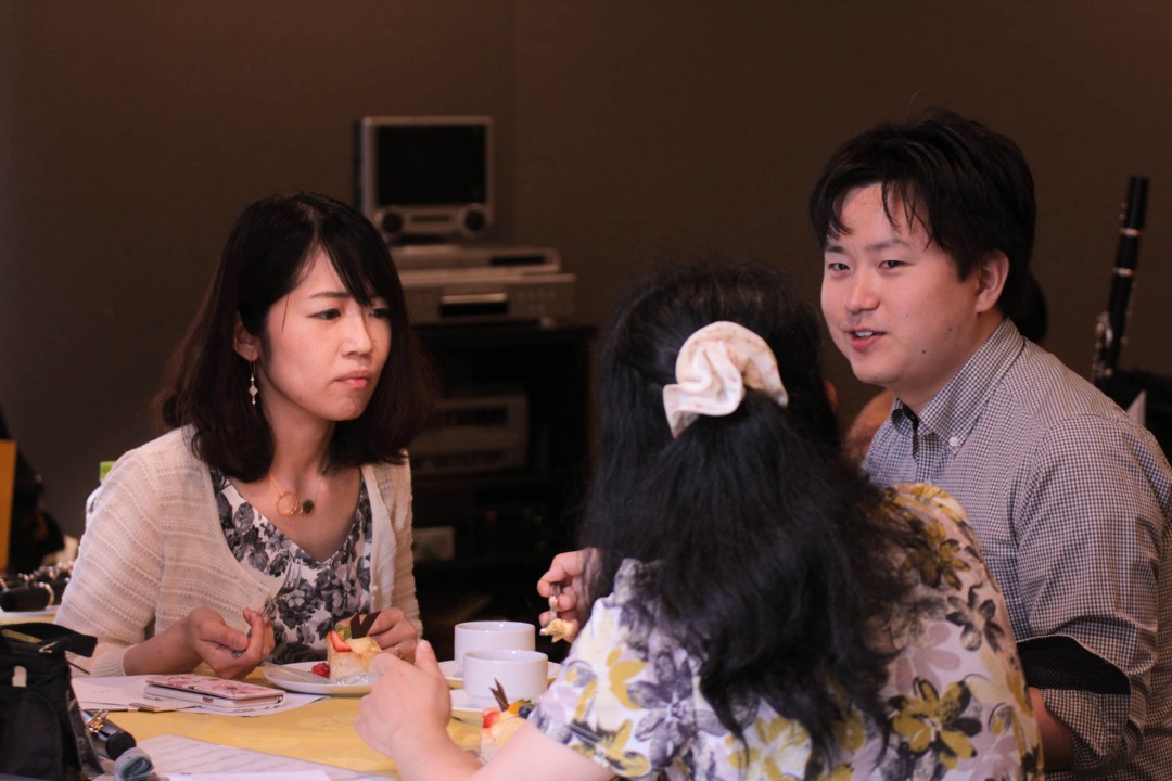 発表会の休憩時間にケーキを楽しむ参加者達