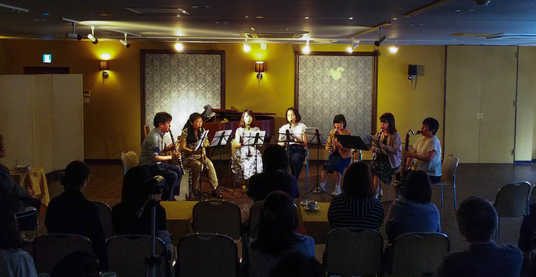 発表会で演奏する上級者クラリネットアンサンブルの生徒達